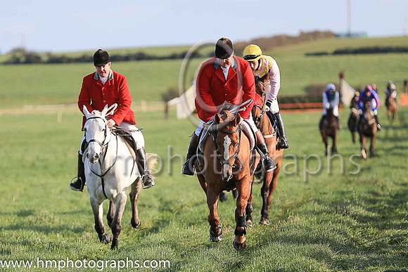 Huntsmen lead the runners to the starting post at Kirkistown P2P