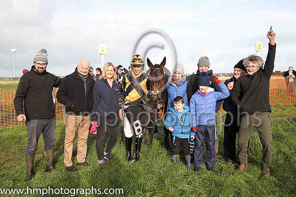 01st WHYYOUSOSERIOUS and B O'Neill ( 8 , GOLD,black cross belts; black sleeves; gold cap,black star ) Trainer: Neil McKnight , Owner : Amy Catherine Boyd