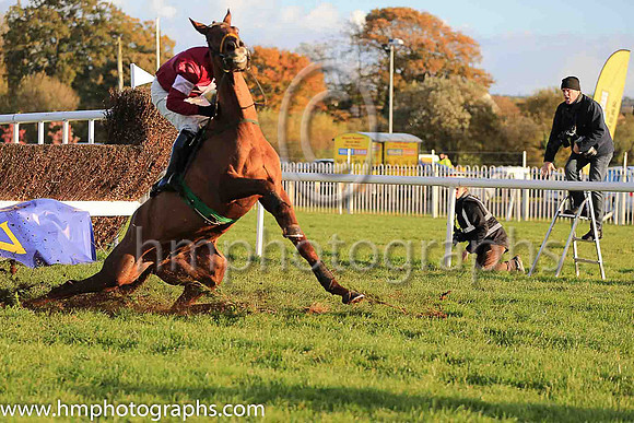 06th Net D'ecosse and Paul Townend ( 5 , maroon, white star, blue cap) Trainer - N Meade , Owner - Gigginstown House Stud