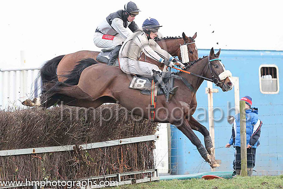 01st THUNDEROSA and L OcCarroll ( 18 , BEIGE,dark blue seams; beige sleeves,dark blue seams; dark blue cap,beige star ) Trainer: Dermot McLoughlin , Owner : Fidelma Toole