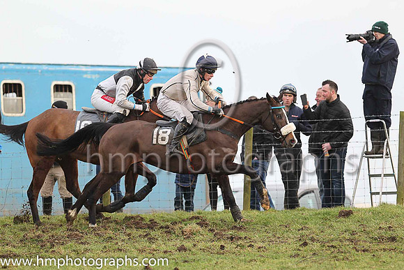 01st THUNDEROSA and L OcCarroll ( 18 , BEIGE,dark blue seams; beige sleeves,dark blue seams; dark blue cap,beige star ) Trainer: Dermot McLoughlin , Owner : Fidelma Toole
