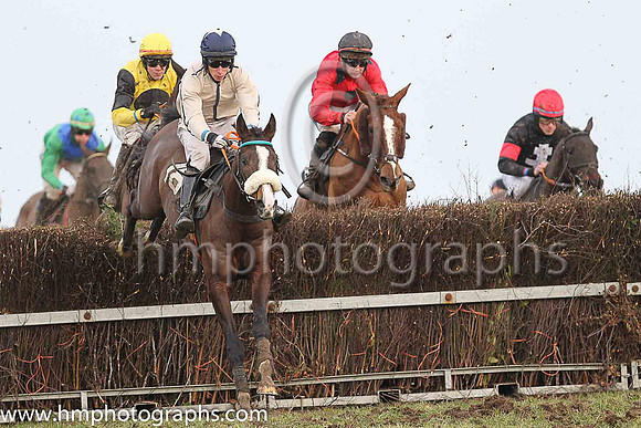 01st THUNDEROSA and L OcCarroll ( 18 , BEIGE,dark blue seams; beige sleeves,dark blue seams; dark blue cap,beige star ) Trainer: Dermot McLoughlin , Owner : Fidelma Toole