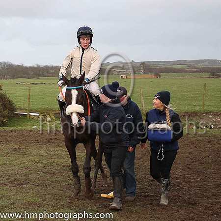 01st THUNDEROSA and L OcCarroll ( 18 , BEIGE,dark blue seams; beige sleeves,dark blue seams; dark blue cap,beige star ) Trainer: Dermot McLoughlin , Owner : Fidelma Toole