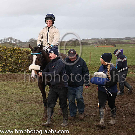 01st THUNDEROSA and L OcCarroll ( 18 , BEIGE,dark blue seams; beige sleeves,dark blue seams; dark blue cap,beige star ) Trainer: Dermot McLoughlin , Owner : Fidelma Toole