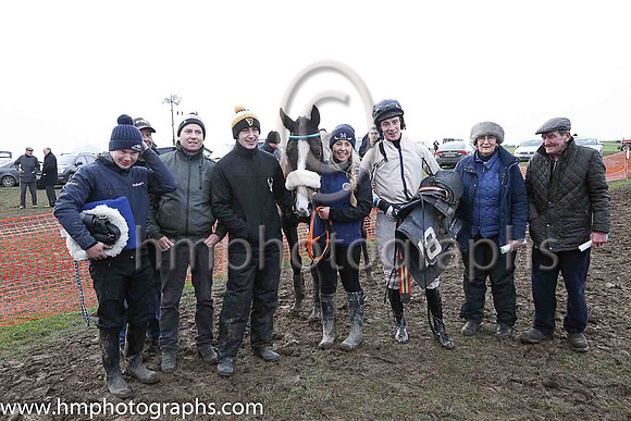 01st THUNDEROSA and L OcCarroll ( 18 , BEIGE,dark blue seams; beige sleeves,dark blue seams; dark blue cap,beige star ) Trainer: Dermot McLoughlin , Owner : Fidelma Toole