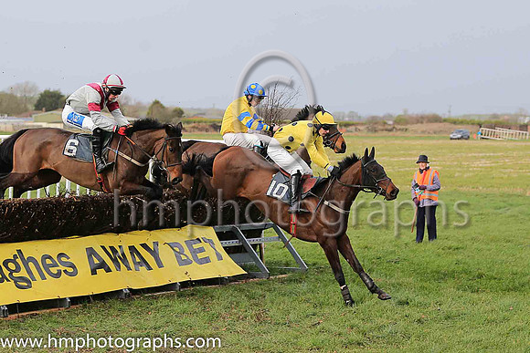 01st TIN TOWN LIZ and M J O'Hare ( 10 , YELLOW,black spots; yellow sleeves; yellow cap,black star ) Trainer: J.G. Cosgrave , Owner : Oliver Family Syndicate