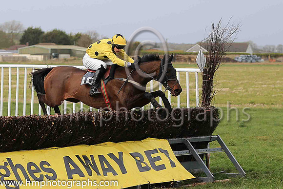 01st TIN TOWN LIZ and M J O'Hare ( 10 , YELLOW,black spots; yellow sleeves; yellow cap,black star ) Trainer: J.G. Cosgrave , Owner : Oliver Family Syndicate
