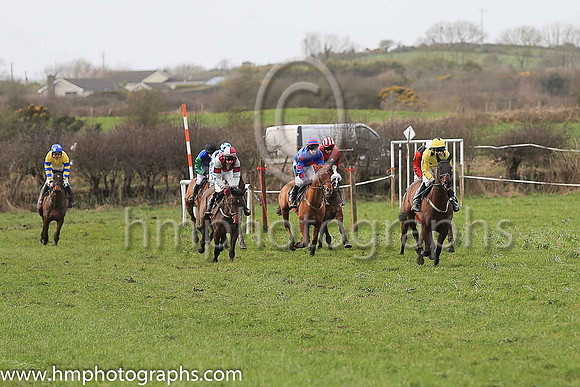 01st TIN TOWN LIZ and M J O'Hare ( 10 , YELLOW,black spots; yellow sleeves; yellow cap,black star ) Trainer: J.G. Cosgrave , Owner : Oliver Family Syndicate