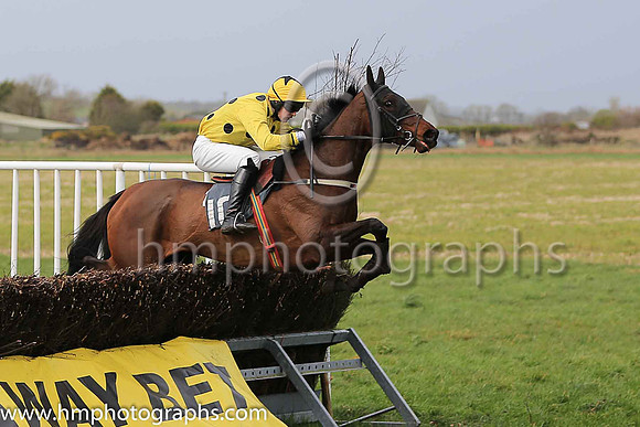 01st TIN TOWN LIZ and M J O'Hare ( 10 , YELLOW,black spots; yellow sleeves; yellow cap,black star ) Trainer: J.G. Cosgrave , Owner : Oliver Family Syndicate