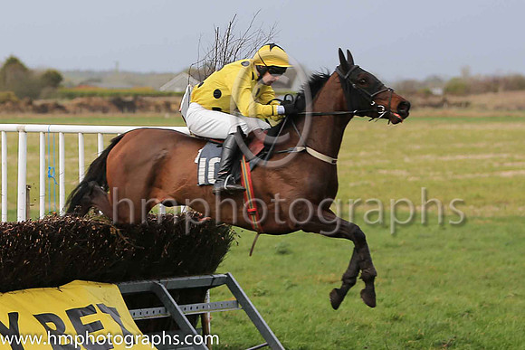 01st TIN TOWN LIZ and M J O'Hare ( 10 , YELLOW,black spots; yellow sleeves; yellow cap,black star ) Trainer: J.G. Cosgrave , Owner : Oliver Family Syndicate