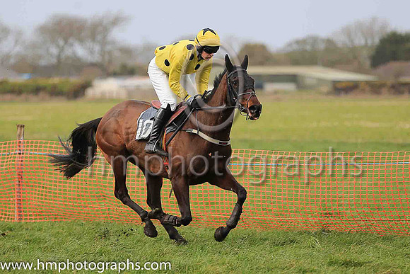 01st TIN TOWN LIZ and M J O'Hare ( 10 , YELLOW,black spots; yellow sleeves; yellow cap,black star ) Trainer: J.G. Cosgrave , Owner : Oliver Family Syndicate