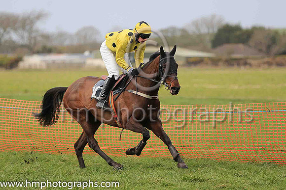 01st TIN TOWN LIZ and M J O'Hare ( 10 , YELLOW,black spots; yellow sleeves; yellow cap,black star ) Trainer: J.G. Cosgrave , Owner : Oliver Family Syndicate