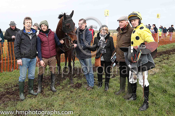 01st TIN TOWN LIZ and M J O'Hare ( 10 , YELLOW,black spots; yellow sleeves; yellow cap,black star ) Trainer: J.G. Cosgrave , Owner : Oliver Family Syndicate