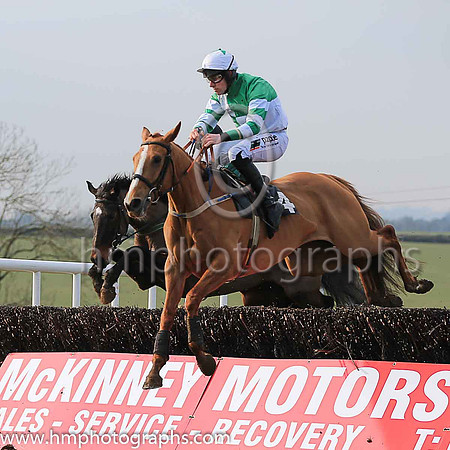BALLROOMOFROMANCE and B O'Neill ( 4 , GREEN  WHITE QTD; green  white hooped sleeves; white cap,green star ) Trainer: Neil McKnight , Owner : Christine McKnight