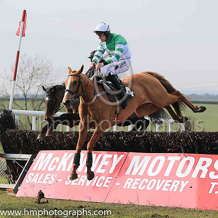 BALLROOMOFROMANCE and B O'Neill ( 4 , GREEN  WHITE QTD; green  white hooped sleeves; white cap,green star ) Trainer: Neil McKnight , Owner : Christine McKnight