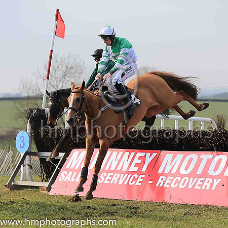BALLROOMOFROMANCE and B O'Neill ( 4 , GREEN  WHITE QTD; green  white hooped sleeves; white cap,green star ) Trainer: Neil McKnight , Owner : Christine McKnight
