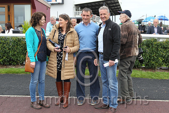 01st Sister Annie ( 12 , ehite, red sleeves ) and S.W. Flanagan - Trainer : John Laurence Cullen - Owner : Mrs Riona Molony