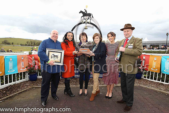 Annett Fitzgerald and Ailish Steenson at Downpatrick Races