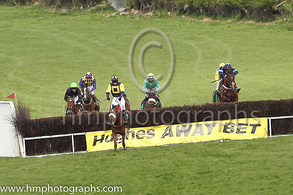 01st SHANROE SMOOCH and P C Bannon ( 8 , DARK BLUE,yellow hollow box; dark blue  yellow hlvd sleeves; dark blue cap,yellow diamond ) Trainer: Karl Thornton , Owner : Brian Smyth