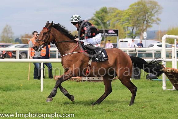 18th Aston Cantlow and J M Moore ( 3 , black, red spots ) Trainer - Anthony McCann , Owner - Dharmesh Shah