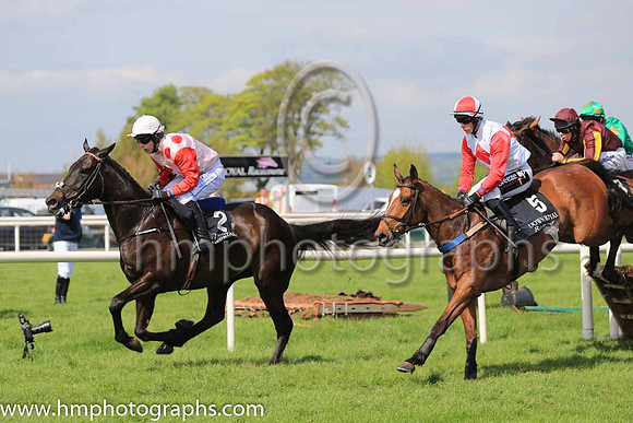 04th Ardean Lass and J J Slevin ( 5 , white, red triple diamond ) Trainer - S R B Crawford , Owner - J J Devlin