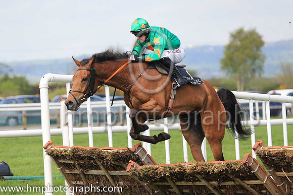 05th Baily Moon and A Ring 3 ( 4 , green, orange star ) Trainer - M F Morris , Owner - R A Scott