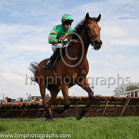 05th Baily Moon and A Ring 3 ( 4 , green, orange star ) Trainer - M F Morris , Owner - R A Scott