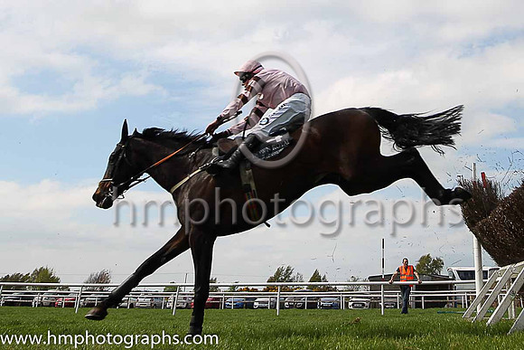 06th Maighnealta and A E Lynch ( 4 , pink, chocolate hooped sleeves ) Trainer - D McDonogh , Owner - Mrs Desmond McDonogh  Mrs J S Bolger