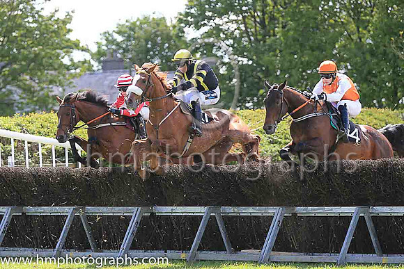 01st THUNDERSTRUCK and S F O'Keeffe ( 72 , RED,white stars; red sleeves,white stars; red  white hooped cap ) Trainer: C.W.J. Farrell , Owner : Edgar Allen