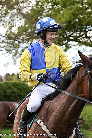 01st SHE MITE BITE and M J O'Hare ( 2 , YELLOW  ROYAL BLUE QTD; yellow sleeves; royal blue cap,white spots ) Trainer: J.G. Cosgrave , Owner : R.J. Armstrong