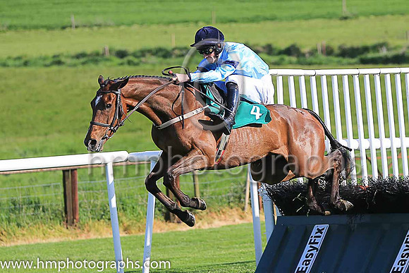 01st Caro Des Flos and D J Mullins ( 4 , light blue, dark blue armlet ) Trainer - W P Mullins , Owner - Highclere T?Bred Racing Syndicate-Caro