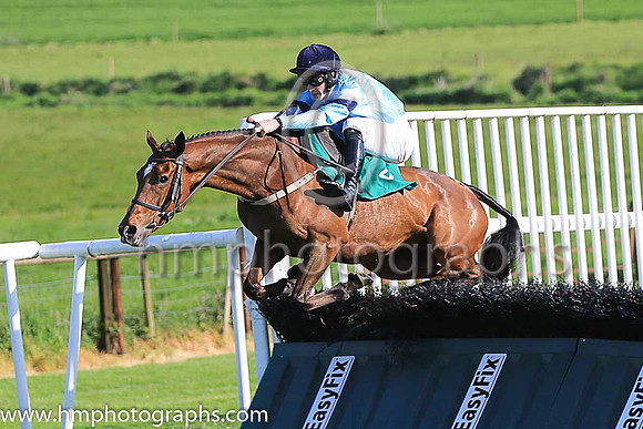 01st Caro Des Flos and D J Mullins ( 4 , light blue, dark blue armlet ) Trainer - W P Mullins , Owner - Highclere T?Bred Racing Syndicate-Caro