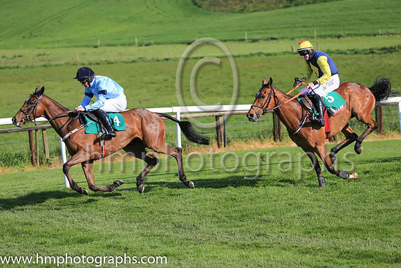 01st Caro Des Flos and D J Mullins ( 4 , light blue, dark blue armlet ) Trainer - W P Mullins , Owner - Highclere T?Bred Racing Syndicate-Caro