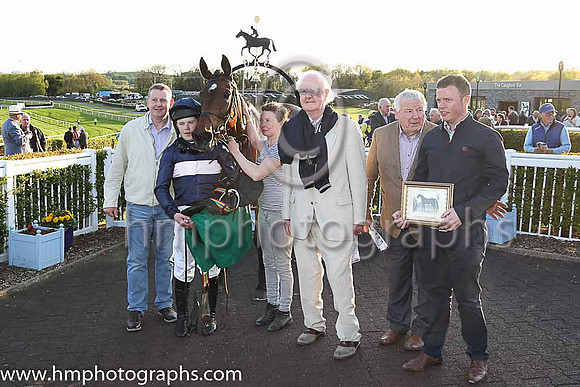 01st Dorkas and L P Dempsey ( 3 , navy blue, pink hoop ) Trainer - J R Finn , Owner - Ms Amanda Finn