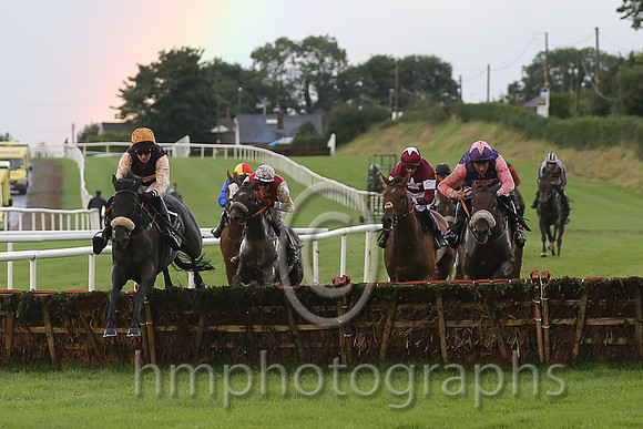 01st Little Mitch ( 1 , black, old gold hoop ) and M.P. Walsh - Trainer : Yvonne Latta - Owner : R.C.A.Latta