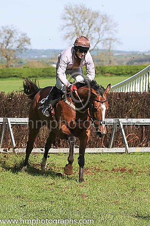MANO CORNUTO and R P Quinlan ( 8 , PINK,brown panel; pink sleeves; brown cap ) Trainer: Graham McKeever , Owner : Graham McKeever