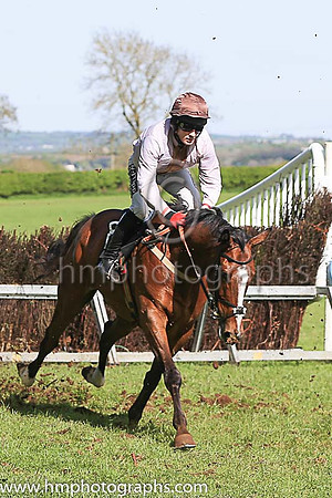 MANO CORNUTO and R P Quinlan ( 8 , PINK,brown panel; pink sleeves; brown cap ) Trainer: Graham McKeever , Owner : Graham McKeever