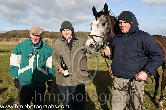 01 Monbeg Rose  R James - Trainer : Donnchadh Doyle, Green, orange spots