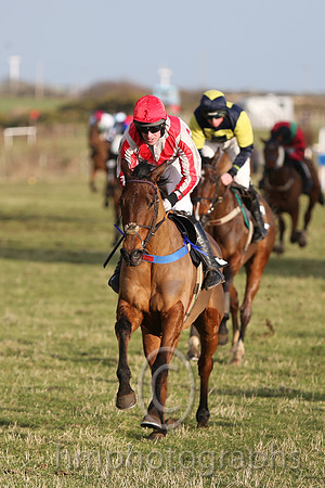 01 Mystical Knight  B O'Neill - Trainer : Colin Bowe, Grey, red chevron