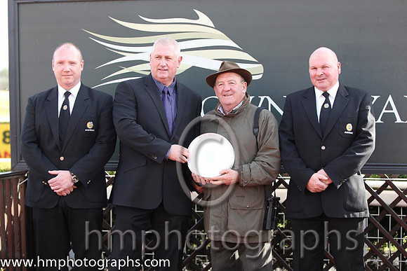 01 Michael Hourigan trainer of DoesSheEverstop and Eventsec staff -  FT8E9897-30