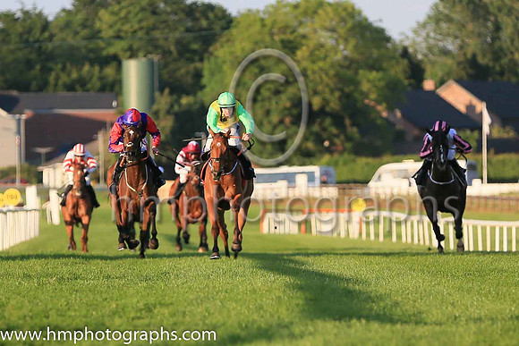 01st The Last Mardi and H.C. Swan(7) (1 ,yelow, light green sleeves ), Trainer:Gordon Elliott , Owner:Sheila O'Ryan, Tom  Lenka Meagher