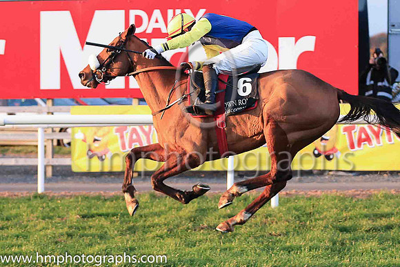 01st Runfordave and Mr L J McGuinness ( 6 , dark blue, yellow diamond ) Trainer - G Elliott , Owner - Mrs P Sloan