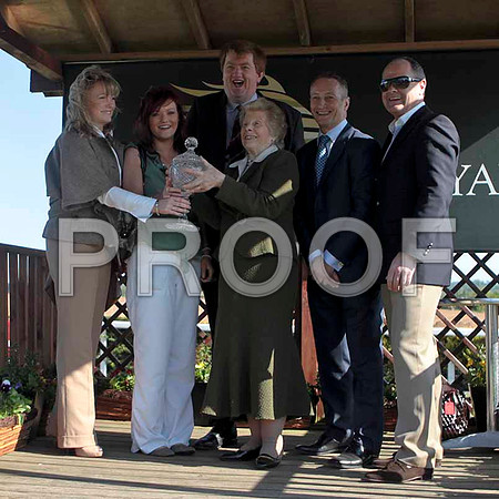 Mrs Dunwoody ( Richard's mother) presenting the trophy in memory of her husband George CU2D4775-e