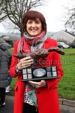 Margaret Simpson daughter of the late Peggy Hagan owner of Balnaslow with t Randox Health Foxhunter Chase 2018 Trophy  - FT8E3435