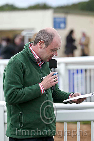 COmpere for the day at Downpatrick Racing Club Ladies Day - FT8E4056-e
