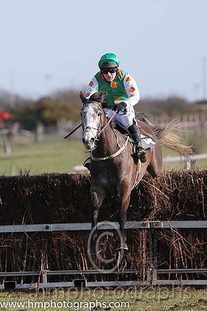 01 Monbeg Rose  R James - Trainer : Donnchadh Doyle, Green, orange spots