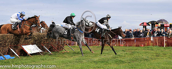 01st FINIAN'S OSCAR and J J Codd ( 14 , BLACK,beige panel; black  beige hooped sleeves; black cap,beige star ) Trainer: Denis Paul Murphy,, Owner : Edelle Logan