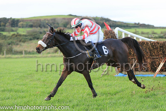 01st MR BOSS MAN and L McGuinness ( 6 , WHITE,red chevrons; white sleeves,red chevrons; white  red striped cap ) Trainer: Nigel Slevin , Owner : Slevin, Camillus