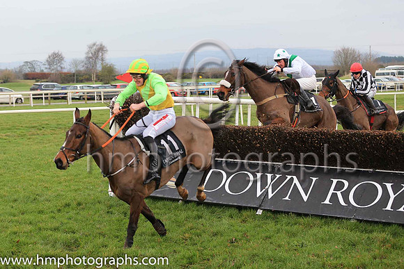 01st Allduckornodinner and G N Fox ( 11 , yellow, light green sash ) Trainer - G P Cromwell , Owner - Mrs Una Sweeney