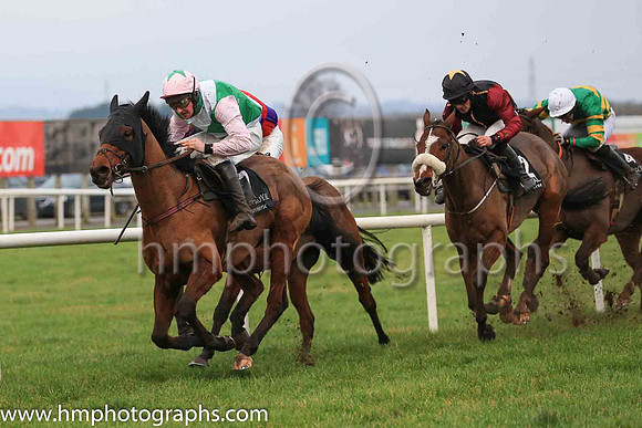 01st British Art and B Browne 2 ( 7 , emerald green and white diabolo ) Trainer - R K Watson , Owner - Cousins Plus One Syndicate
